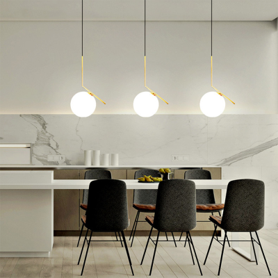 Lampes suspendues en verre et m&eacute;tal boule blanche