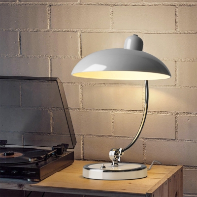 Lampe de table moderne en m&eacute;tal pour le salon
