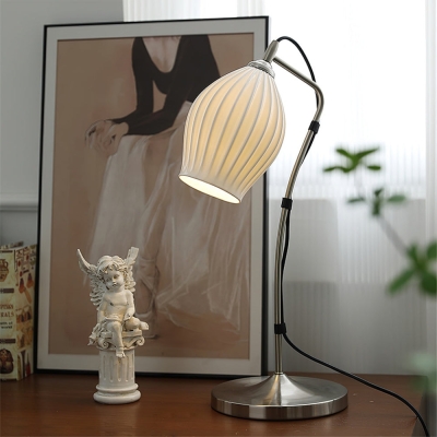 Lampe de table nervur&eacute;e en c&eacute;ramique &agrave; fleurs modernes