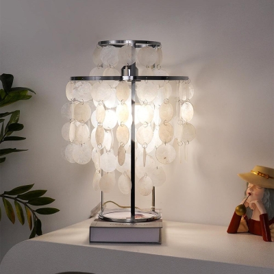 Lampe de table d&eacute;corative en forme de coquille argent&eacute;e et dor&eacute;e