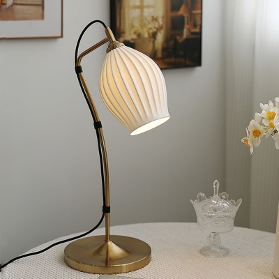 Lampe de table nervur&eacute;e en c&eacute;ramique &agrave; fleurs modernes