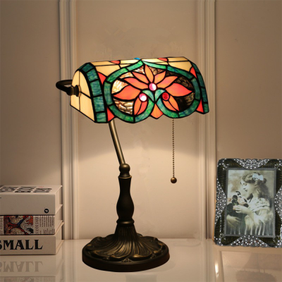 Lampe de table Tiffany au d&eacute;cor r&eacute;tro pour le salon