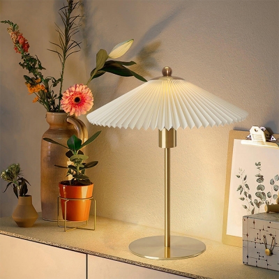 Lampe de table pliss&eacute;e du milieu du si&egrave;cle pour chambre &agrave; coucher