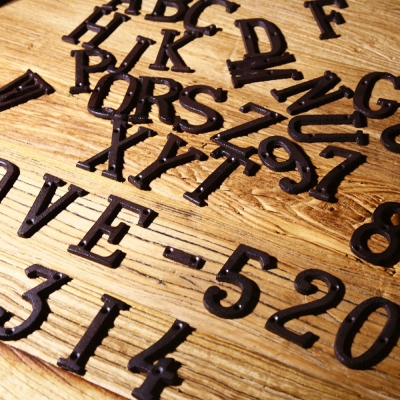 Lettres de l'alphabet de maison en fer forg&eacute; antique