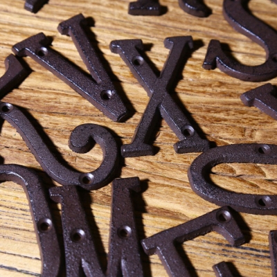 Lettres de l'alphabet de maison en fer forg&eacute; antique