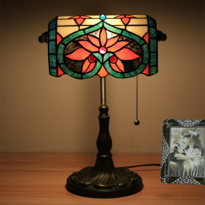 Lampe de table Tiffany au d&eacute;cor r&eacute;tro pour le salon