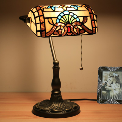 Lampe de table en verre teint&eacute; fleur papillon Tiffany