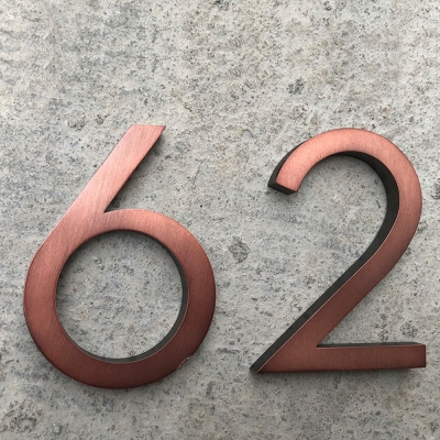 Num&eacute;ros de maison modernes en aluminium flottant en bronze