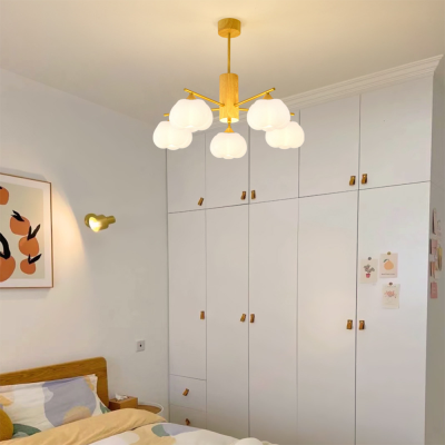 Lustre de salon cr&eacute;atif en bois avec boules de coton