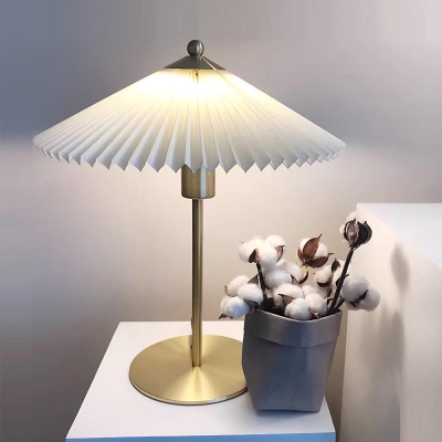 Lampe de table pliss&eacute;e du milieu du si&egrave;cle pour chambre &agrave; coucher