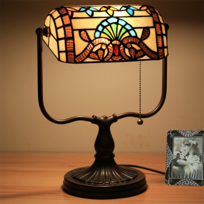 Lampe de table en verre teint&eacute; fleur papillon Tiffany